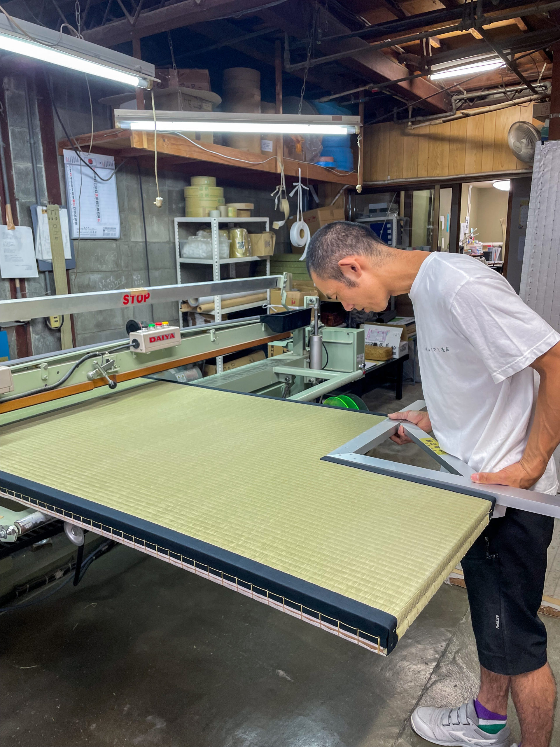 炉切り部分の90°を輸送前最終チェックする様子